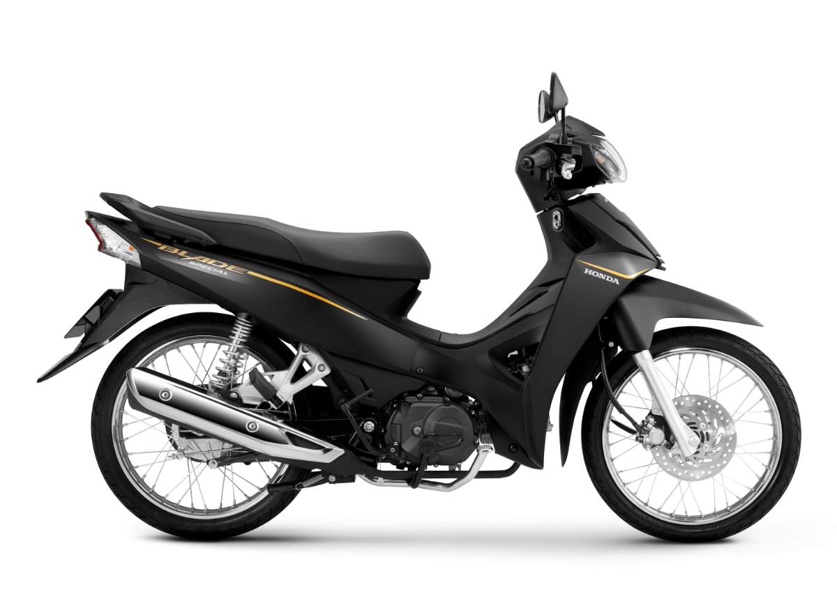 Bánh xe vành nan hoa trên phiên bản Tiêu chuẩn và Đặc biệt.