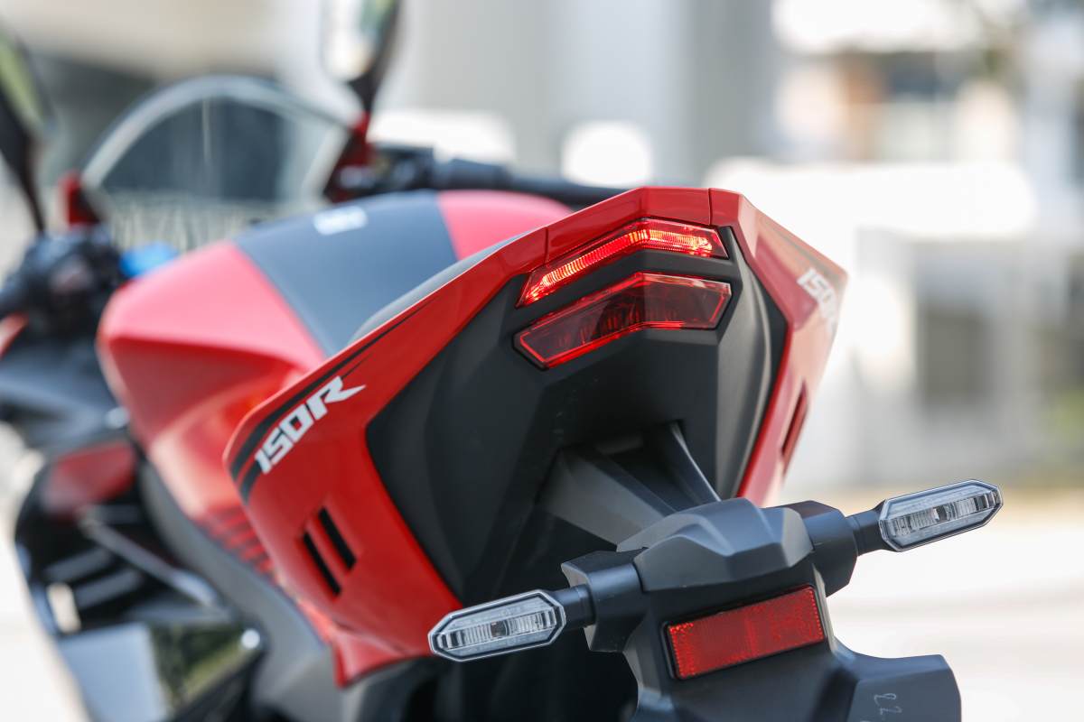 Đuôi xe nhỏ gọn vuốt ngược về phía sau.