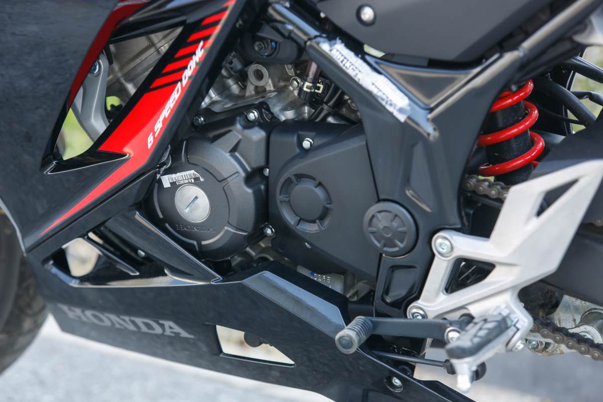 Xe trang bị khối động cơ DOHC 150cc 4 xy lanh.
