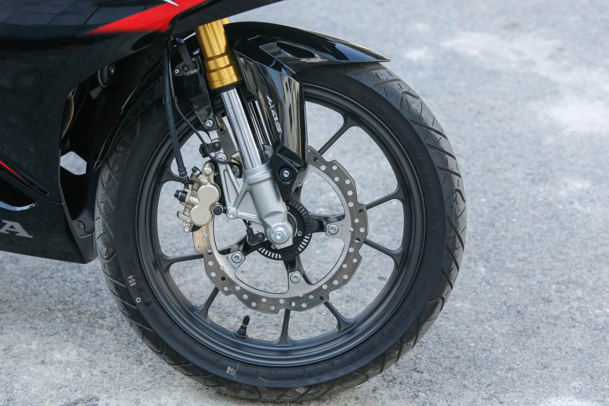 Hệ thống chống bó cứng phanh ABS 2 kênh trên CBR150R.