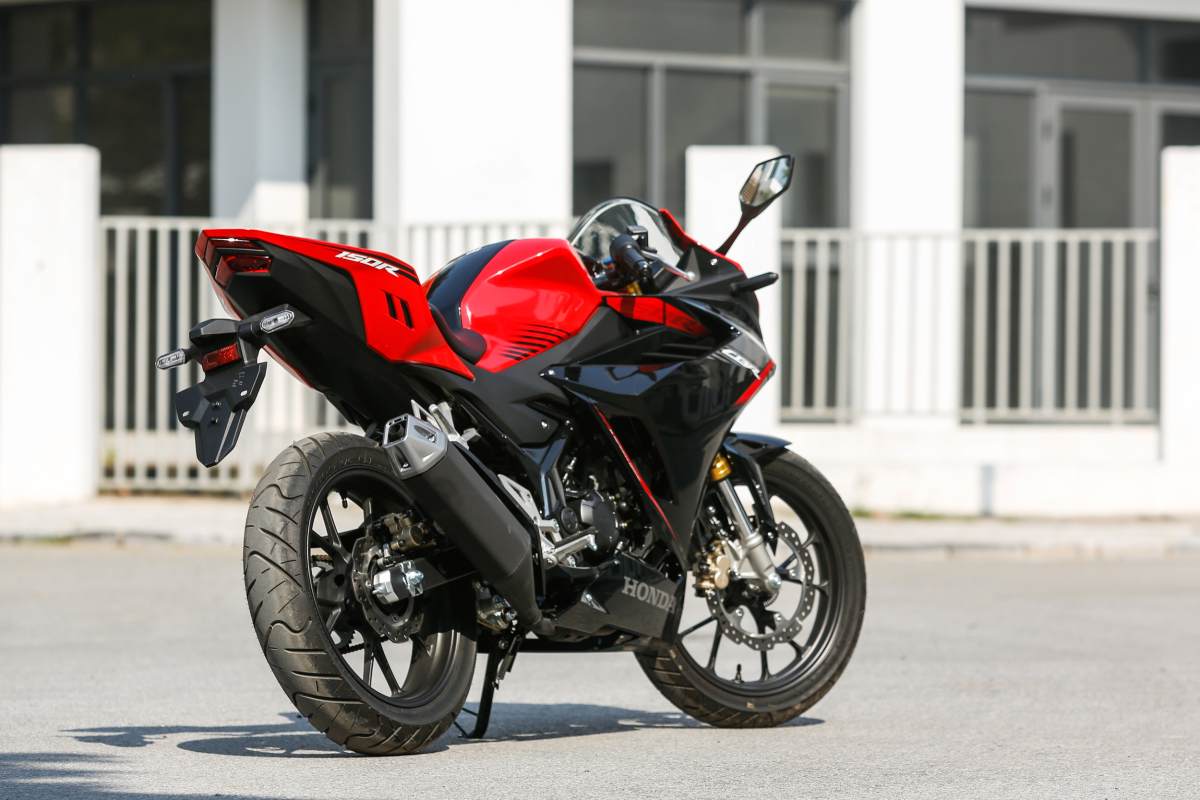Honda CBR150R sở hữu bộ mâm thể thao 17 inch.