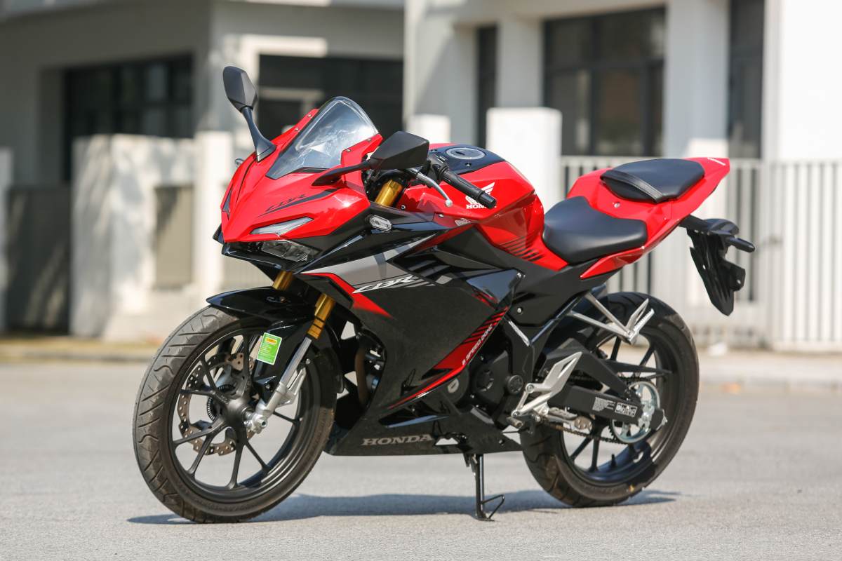 Honda CBR150R sở hữu kích thước lớn, tương đồng với các mẫu siêu mô tô tại Việt Nam.