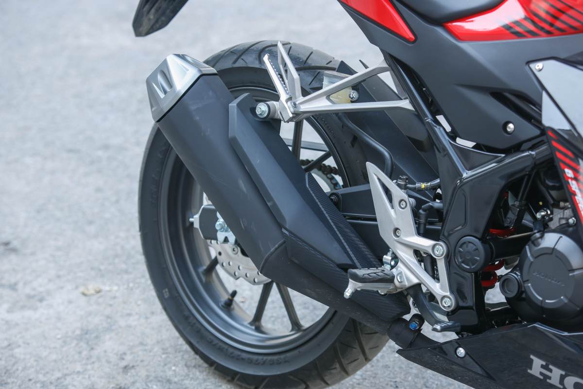 Ống phô thiết kế vuốt ngược lên cao.