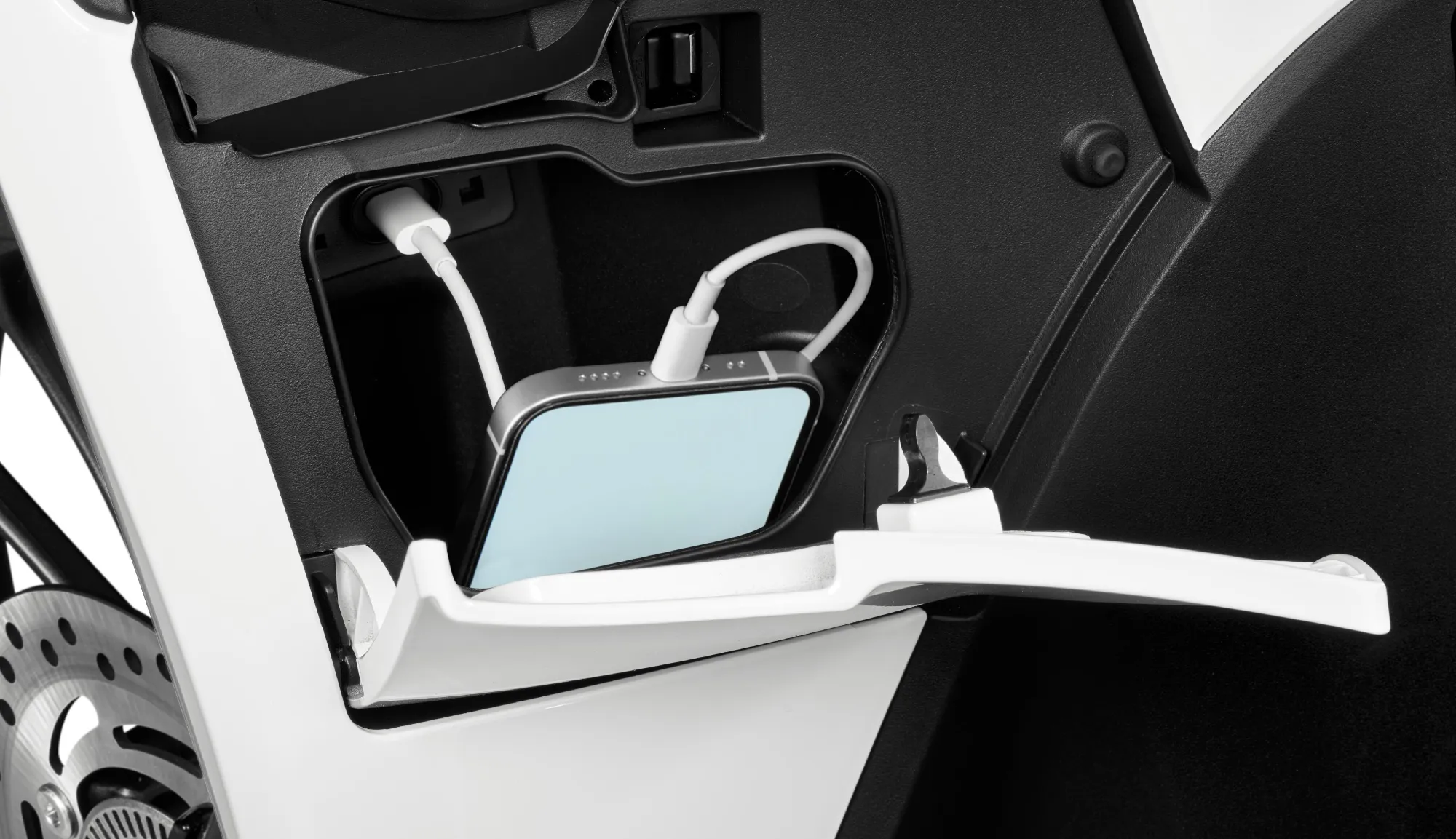 Hộc để đồ phía trước có trang bị cổng sạc USB loại C hoàn toàn mới trên Honda SH Mode 2027